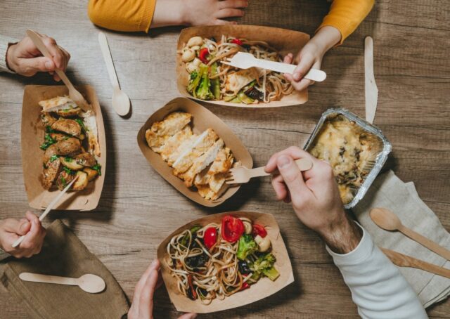 A comida para viagem está morrendo? O meio-termo entre o Refeições de treze dólares vezes quatro pessoas somam quase US$ 60 para os amados hambúrgueres e batatas fritas Good Times da minha família. (Imagens Getty)