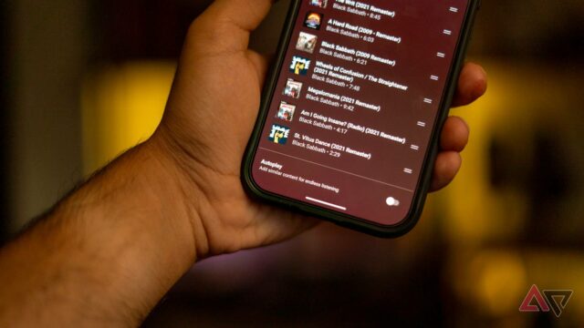 Homem curtindo música com fones de ouvido, com ícone de reprodução do YouTube Music, gráfico de onda sonora e a palavra Discover em negrito.
