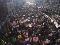 A conversa da semana passada: as instituições estão falindo, mas as pessoas não Stephen Colbert entrega o prêmio de melhor ator principal em uma série de comédia durante o 77º Primetime Emmy Awards no domingo, 14 de setembro de 2025, no Peacock Theatre em Los Angeles. (Foto AP/Chris Pizzello)