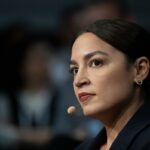 A representante dos EUA, Alexandria Ocasio-Cortez, falando ao microfone na Conferência de Segurança de Munique.