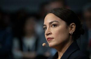A crítica ignorante da AOC ao discurso de Marco Rubio em Munique prova que ela nunca estará pronta para o horário nobre A representante dos EUA, Alexandria Ocasio-Cortez, falando ao microfone na Conferência de Segurança de Munique.