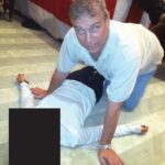 A divulgação, que colocou as ligações do ex-príncipe com Epstein de volta aos holofotes, também inclui imagens de Andrew agachado sobre uma mulher não identificada.