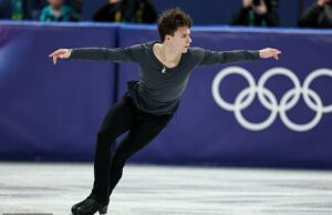 A devastada patinadora no gelo da equipe dos EUA perde a medalha dos Jogos Olímpicos de Inverno um ano depois da morte dos pais no acidente de avião O patinador artístico americano Maxim Naumov terminou em 20º lugar na patinação individual masculina dos Jogos Olímpicos de Inverno