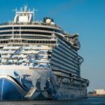 O navio de cruzeiro Norwegian Prima em azul e branco, com