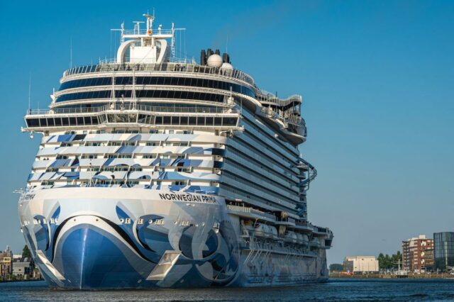 A difícil Norwegian Cruise Line enfrenta um esforço de recuperação O navio de cruzeiro Norwegian Prima em azul e branco, com