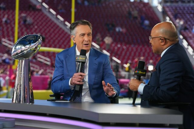 A dupla Collinsworth-Tirico da NBC funcionou, mas não conseguiu superar o Super Bowl 60 não competitivo
