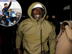 A equipe de Michael Jordan vence a segunda corrida consecutiva da NASCAR com Tyler Reddick conquistando uma vitória deslumbrante Michael Jordan com uma jaqueta com capuz e boné branco sorrindo após a vitória de Tyler Reddick na NASCAR Cup Series.