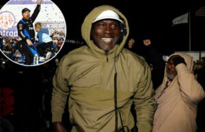 A equipe de Michael Jordan vence a segunda corrida consecutiva da NASCAR com Tyler Reddick conquistando uma vitória deslumbrante Michael Jordan com uma jaqueta com capuz e boné branco sorrindo após a vitória de Tyler Reddick na NASCAR Cup Series.