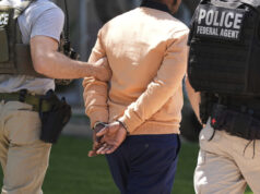 A equipe de Trump faz de tudo para privar os direitos dos imigrantes Desenho animado de Clay Bennett