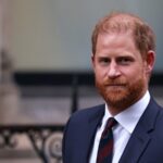 O príncipe Harry deixa o tribunal em Londres durante seu caso contra a Associated Newspapers no mês passado.