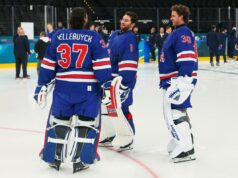 A equipe dos EUA decide sobre o goleiro titular na abertura dos Jogos Olímpicos de Inverno de 2026 Connor Hellebuyck (à esquerda), Jeremy Swayman (ao meio) e Jake Oettinger no gelo de treino da equipe dos EUA nas Olimpíadas em 9 de fevereiro de 2026.