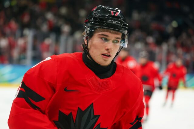 A equipe dos EUA ganha medalha de ouro enquanto a experiência olímpica de Macklin Celebrini termina em desgosto
