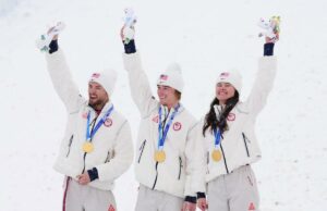 A equipe dos EUA ganha o maior número de medalhas de ouro de todos os tempos nas Olimpíadas de Inverno – com mais ainda em jogo Os esquiadores de estilo livre Christopher Lillis, Kaila Kuhn e Connor Curran, dos Estados Unidos, comemoram a conquista da medalha de ouro enquanto Mengtao Xu, da China, assiste durante as Finais Aéreas de Equipes Mistas.
