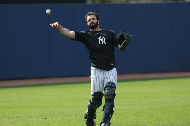 O apanhador do New York Yankees, Austin Wells, jogando uma bola durante o treinamento de primavera.
