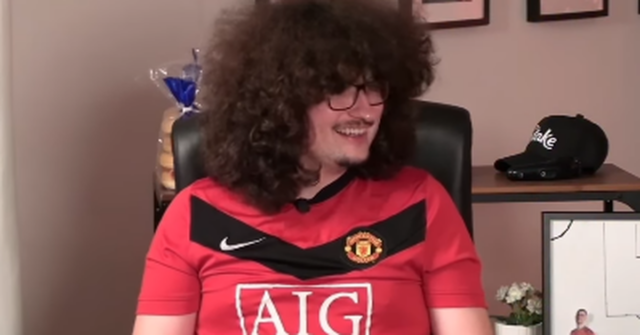 O cabelo afro de Frank Illet se tornou um ícone nos círculos do futebol, já que ele se recusa a cortar o cabelo até que o Manchester United vença cinco jogos consecutivos.