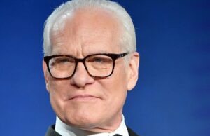 A estrela de ‘Project Runway’, Tim Gunn, detalha o motivo de seu celibato de 43 anos Tim Gunn revela inspiração para o slogan Make it Work do Project Runway 059