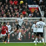 Casemiro comemora com seus companheiros durante a partida de futebol da Premier League entre Manchester United e Fulham, em Old Trafford, em Manchester, Inglaterra, em 2026.