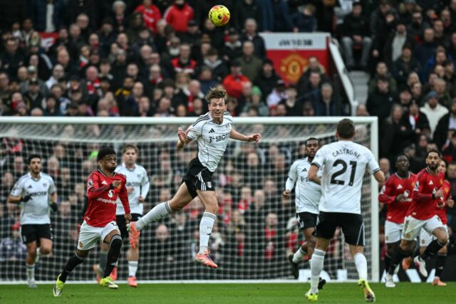 Casemiro comemora com seus companheiros durante a partida de futebol da Premier League entre Manchester United e Fulham, em Old Trafford, em Manchester, Inglaterra, em 2026.