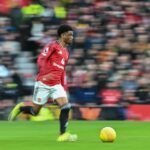 Casemiro comemora com seus companheiros durante a partida de futebol da Premier League entre Manchester United e Fulham, em Old Trafford, em Manchester, Inglaterra, em 2026.