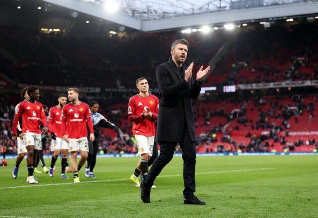 Casemiro comemora com seus companheiros durante a partida de futebol da Premier League entre Manchester United e Fulham, em Old Trafford, em Manchester, Inglaterra, em 2026.