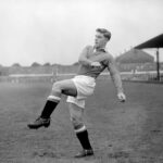 Duncan Edwards tira uma foto em preto e branco