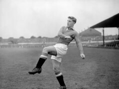 A estrela do Man Utd, que os verdadeiros grandes nomes disseram, foi o melhor jogador de futebol que já jogou Duncan Edwards tira uma foto em preto e branco