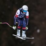 Lindsey Vonn dá um salto durante o treinamento de downhill feminino no Tofane Alpine Skiing Center em 7 de fevereiro de 2026.