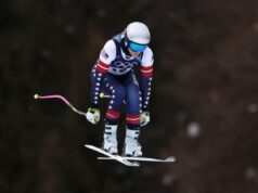 A estrela do esqui norte-americana Lindsey Vonn completa outra corrida de treinamento, pronta para competir em descida olímpica com um ligamento cruzado anterior rompido Lindsey Vonn dá um salto durante o treinamento de downhill feminino no Tofane Alpine Skiing Center em 7 de fevereiro de 2026.
