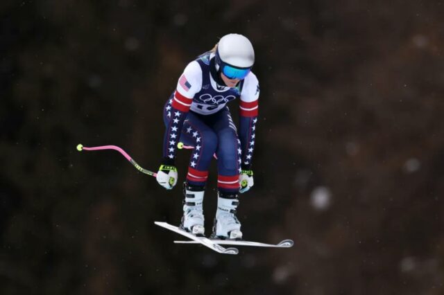 Lindsey Vonn dá um salto durante o treinamento de downhill feminino no Tofane Alpine Skiing Center em 7 de fevereiro de 2026.