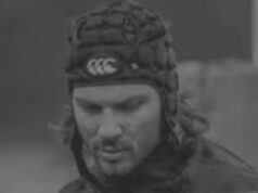 A estrela do rugby Quentin Philippe, 29, morreu em uma avalanche com dois amigos enquanto esquiava na Itália Logotipo RCav Annecy sobre uma foto em preto e branco de um jogador de rugby.