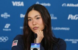 A estrela do snowboard dos EUA, Chloe Kim, pede unidade depois que Trump critica companheiro de equipe por causa da repressão aos imigrantes ARQUIVO – Hunter Hess, dos Estados Unidos, executa...