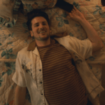 A estrela e escritora de 'Bookends' Noam Ash fala sobre o elenco queer e judeu autêntico e como 'rivalidade acalorada' pode ajudar a vender o filme