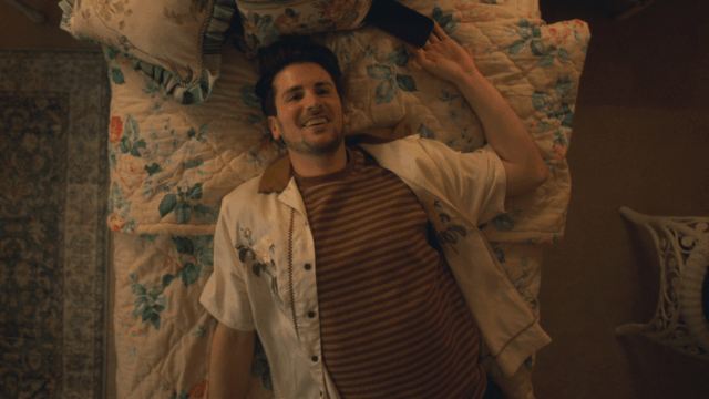 A estrela e escritora de 'Bookends' Noam Ash fala sobre o elenco queer e judeu autêntico e como 'rivalidade acalorada' pode ajudar a vender o filme
