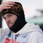 A estrela olímpica do esqui Gus Kenworthy, que trocou a equipe dos EUA pela Grã-Bretanha, posta mensagem gráfica anti-ICE na neve