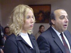 A ex-mulher de Eminem, Kim Scott, enfrenta acusação de DUI após supostamente bater o carro com o filho como passageiro Kimberly Scott, ex-mulher de Eminem, foi acusada de duas contravenções, dirigir um veículo embriagado e não parar ou identificar após causar danos materiais, de acordo com documentos judiciais obtidos pelo TMZ