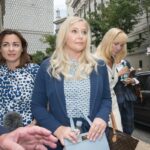 Virginia Giuffre, suposta vítima de Epstein, caminha após uma audiência no tribunal.