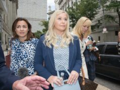 A família de Virginia Giuffre diz que ‘nossos corações se elevaram’ com a prisão do ex-príncipe Andrew Virginia Giuffre, suposta vítima de Epstein, caminha após uma audiência no tribunal.