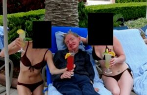 A família do professor Stephen Hawking revela a verdade por trás da foto dele imprensado entre mulheres de biquíni que apareceu nos arquivos de Epstein As mulheres de biquíni que posaram com o professor Stephen Hawking nesta fotografia incluída nos arquivos de Epstein eram suas cuidadoras de longa data, afirmou a família Hawking.