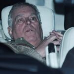 Andrew é fotografado sendo expulso de uma delegacia de polícia após ser preso sob suspeita de má conduta em cargo público em 19 de fevereiro de 2026