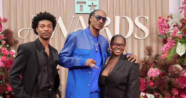 Filha de Snoop Dogg fala sobre sua dor GettyImages-2255762424
