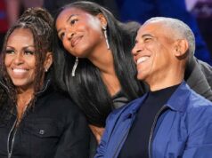 A filha mais nova de Barack e Michelle Obama, Sasha, faz raras aparições com os pais em um jogo de basquete A filha mais nova de Barack e Michelle Obama, Sasha, faz raras aparições com os pais em um jogo de basquete