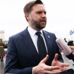 O vice-presidente dos EUA, JD Vance, falando à mídia em Yerevan, Armênia.