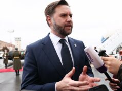 A fraude é um recurso, não um bug, na Califórnia O vice-presidente dos EUA, JD Vance, falando à mídia em Yerevan, Armênia.