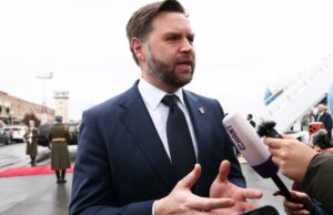 A fraude é um recurso, não um bug, na Califórnia O vice-presidente dos EUA, JD Vance, falando à mídia em Yerevan, Armênia.