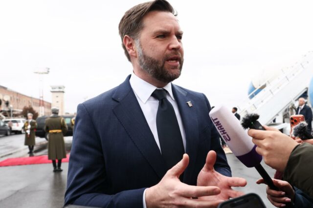 O vice-presidente dos EUA, JD Vance, falando à mídia em Yerevan, Armênia.