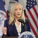 O presidente Donald Trump faz o discurso sobre o Estado da União em uma sessão conjunta do Congresso na Câmara da Câmara, no Capitólio dos EUA, em Washington, terça-feira, 24 de fevereiro de 2026, enquanto o vice-presidente JD Vance e o presidente da Câmara, Mike Johnson, de Louisiana, ouvem. (Foto AP/Matt Rourke)