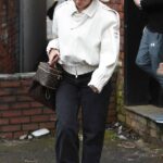 A grávida Molly-Mae Hague, 26, manteve sua barriga em segredo em uma jaqueta creme chique ao sair de seu escritório em Cheshire na segunda-feira