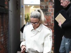 A grávida Molly-Mae Hague mantém sua barriga em segredo em uma jaqueta creme chique ao sair do escritório após anunciar que está esperando seu segundo filho com Tommy Fury A grávida Molly-Mae Hague, 26, manteve sua barriga em segredo em uma jaqueta creme chique ao sair de seu escritório em Cheshire na segunda-feira