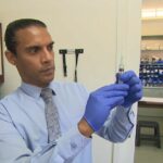 Os médicos dizem que a hesitação em relação à vacina, especialmente durante a COVID, contribuiu para o aumento da tosse convulsa.