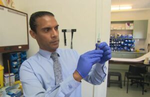 A hesitação da vacina pós-COVID é parcialmente responsável pelos números recordes de tosse convulsa Os médicos dizem que a hesitação em relação à vacina, especialmente durante a COVID, contribuiu para o aumento da tosse convulsa.